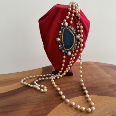 Pearl necklace with agate